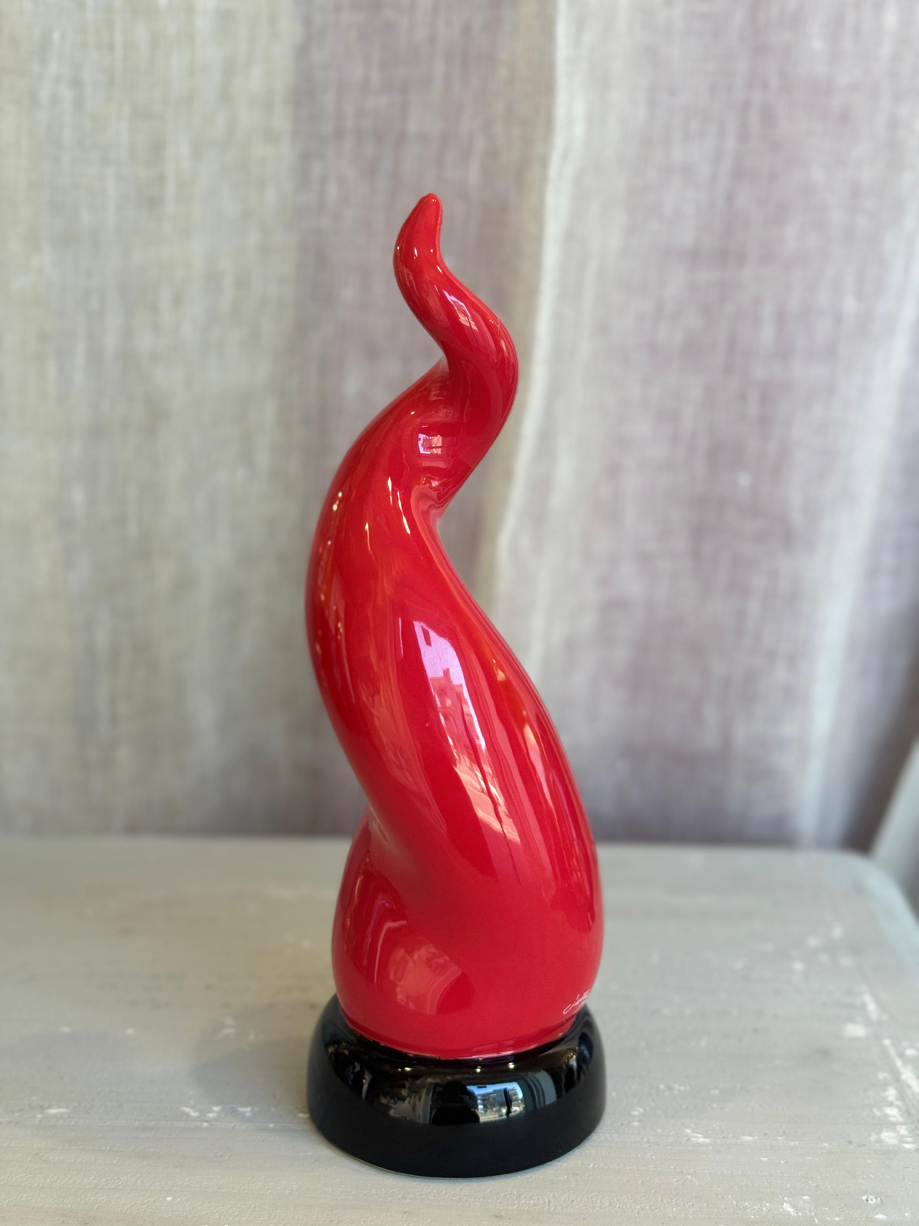 Corno rosso in ceramica su base nera - H.28 cm